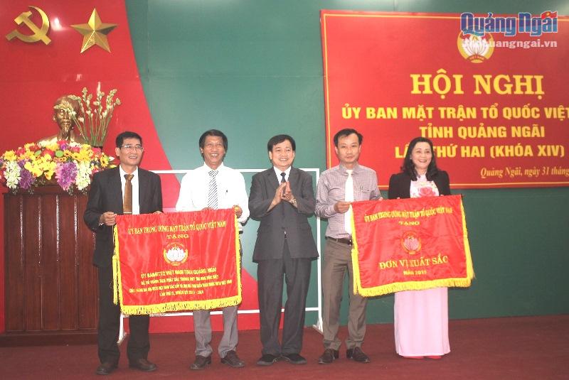 Ủy ban MTTQ Việt Nam tỉnh được Ủy ban Trung ương MTTQ Việt Nam tặng Cờ thi đua xuất sắc.