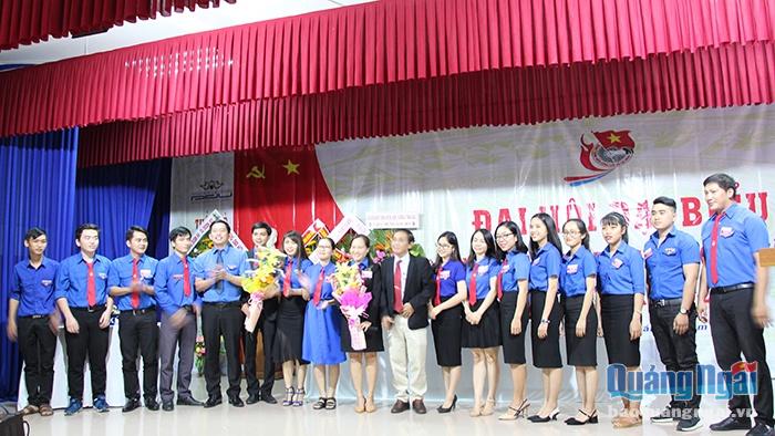 Phó Bí thư Tỉnh Đoàn Cao Lê Tùng Nghĩa tặng hoa cho UV BCH Đoàn Trường Đại học Phạm Văn Đồng nhiệm kỳ mới