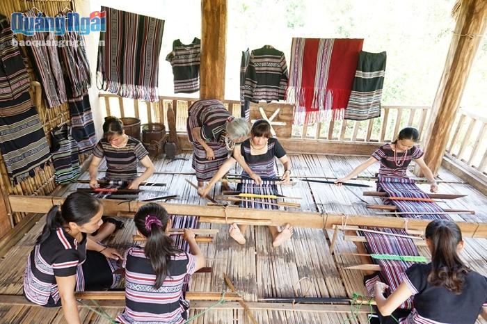 Thời gian qua, huyện đoàn Ba Tơ đã tổ chức nhiều hoạt động để nâng cao năng lực cho cộng đồng ở địa phương. Hội thi dệt vải thổ cẩm ở Làng Teng là một điển hình.