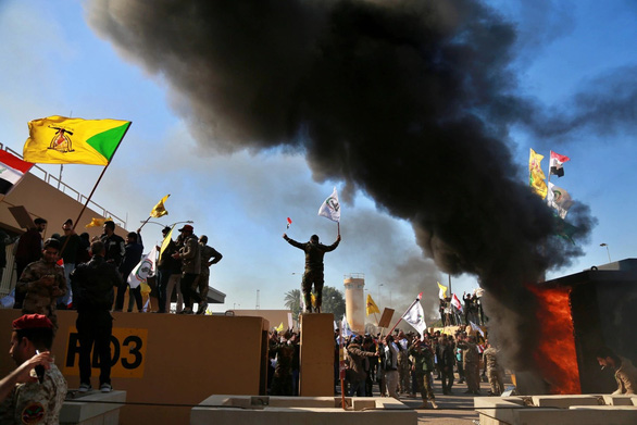 Người biểu tình tụ tập đốt phá trước khu đại sứ quán Mỹ tại Baghdad ngày 31-12 - Ảnh: AP