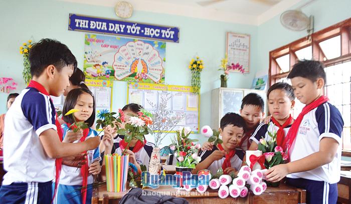 Học sinh Trường Tiểu học số 1 Trương Quang Trọng (TP.Quảng Ngãi) tận dụng rác thải nhựa để làm những chiếc bình hoa xinh xắn.