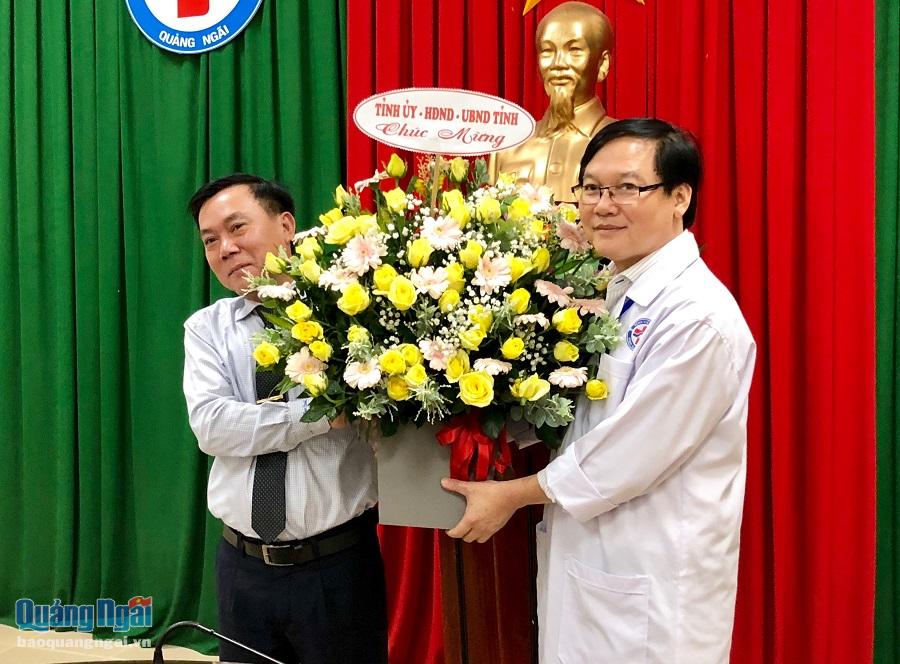 Phó Chủ tịch HĐND tỉnh trao tặng lẵng hoa chúc mừng của Tỉnh ủy- HĐND-UBND tỉnh cho Giám đốc mới của Bệnh viện Đa khoa tỉnh