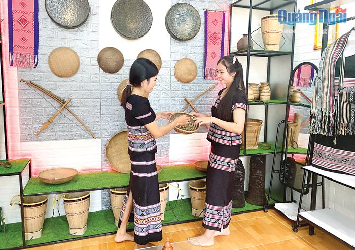 Quày bán đồ thổ cẩm, văn hóa của đồng bào Hrê của chị Phạm Thị Sung, ở thôn Làng Teng, xã Ba Thành (Ba Tơ) luôn thu hút khách.