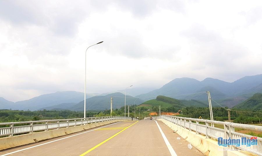 Cầu Phước Giang vừa được hoàn thành giúp kết nối giao thông giữa các xã lân cận với trung tâm huyện Minh Long