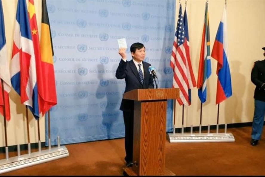 Đại sứ Đặng Đình Quý trước lễ đặt cờ Việt Nam. Ảnh: Phái đoàn Việt Nam tại Liên Hợp Quốc