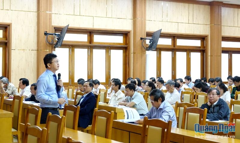 Giảng viên của Trường Đại học kinh tế TP. Hồ Chí Minh truyền đạt các chuyên đề cho học viên