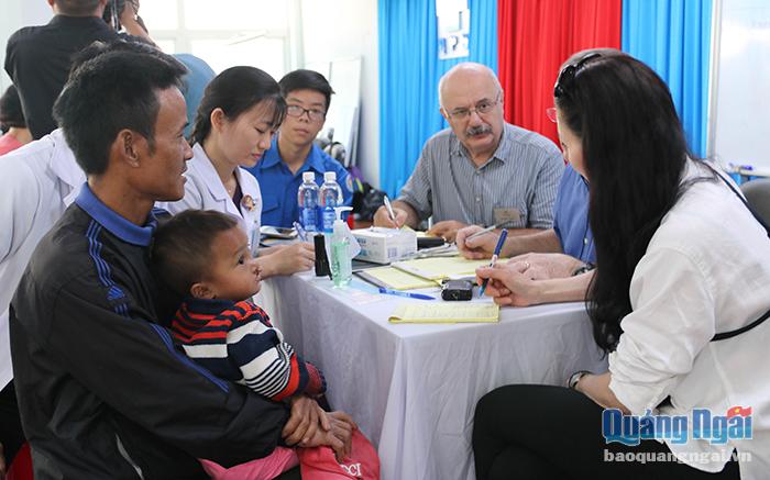 Các y, bác sĩ của tổ chức Resurge Internationl trực tiếp thăm khám cho các bệnh nhân