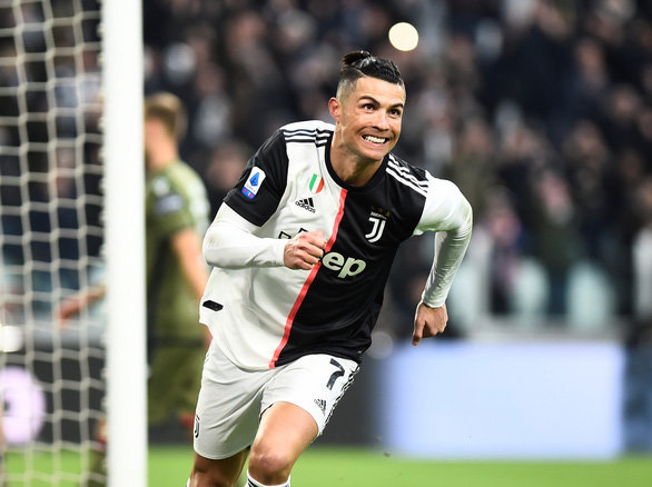 Ronaldo ăn mừng bàn nâng tỉ số lên 4-0 - Ảnh: REUTERS