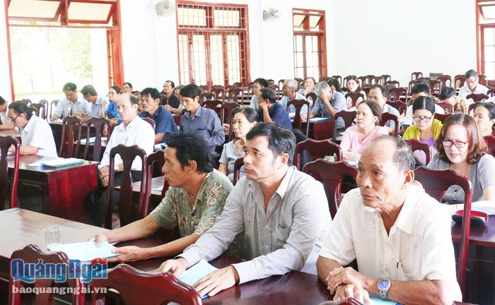 Cán bộ và nhân dân xã Bình Chánh (Bình Sơn) tham dự buổi tập huấn kiến thức pháp luật năm 2019.