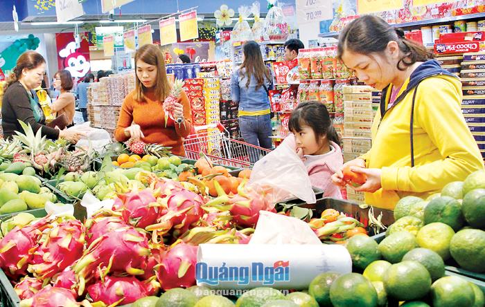 Người tiêu dùng mua sắm tại siêu thị Co.op Mart Quảng Ngãi.