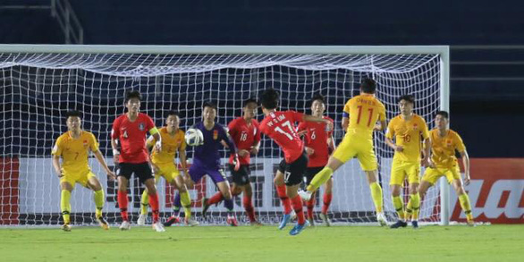 Các cầu thủ Hàn Quốc ăn mừng sau khi Lee Dong-jun ghi "bàn thắng vàng" đánh bại Trung Quốc 1-0 - Ảnh: ĐỨC KHUÊ