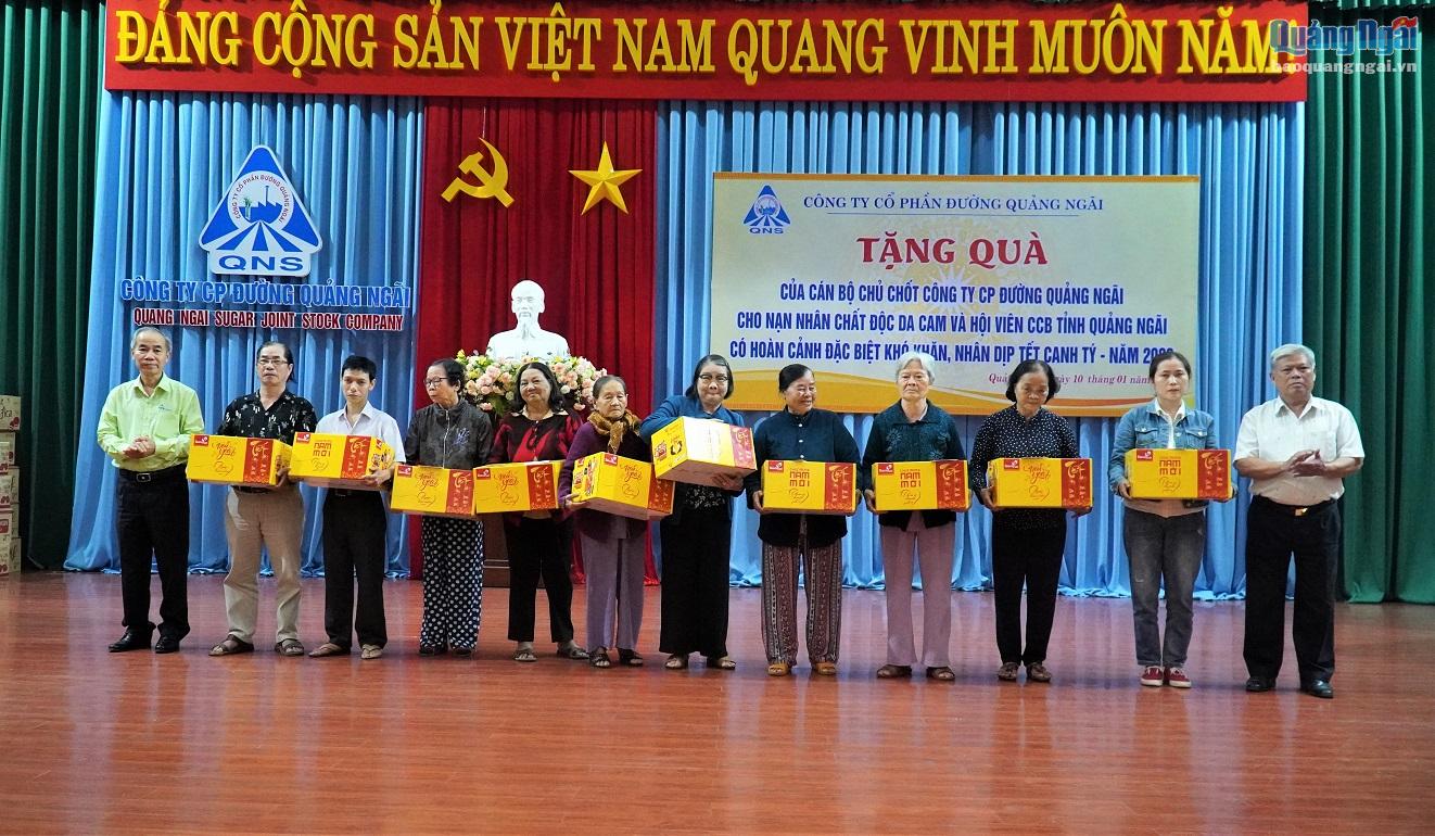 Lãnh đạo Công ty CP Đường Quảng Ngãi trao quà Tết cho các nạn nhân bị nhiễm chất độc da cam.