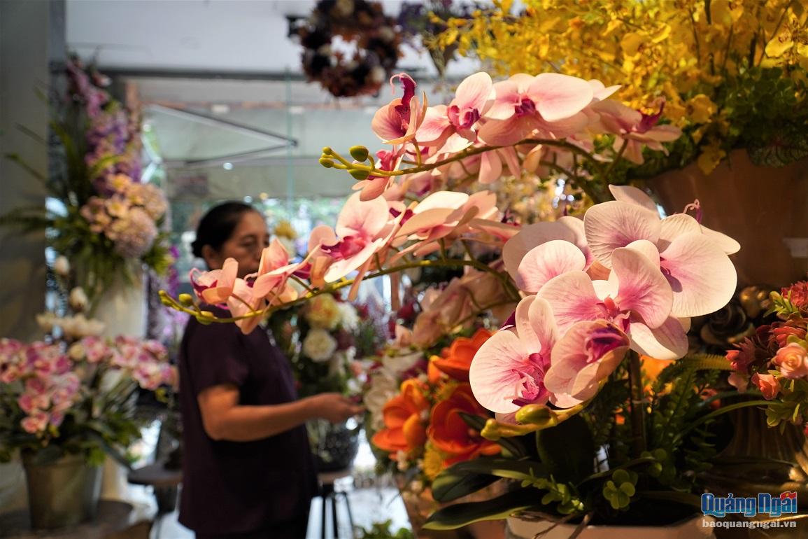 Hoa lụa đắt không thua gì hoa thật, thậm chí nhiều loại còn có giá bán cao hơn, nhưng vẫn được khách hàng lựa chọn.