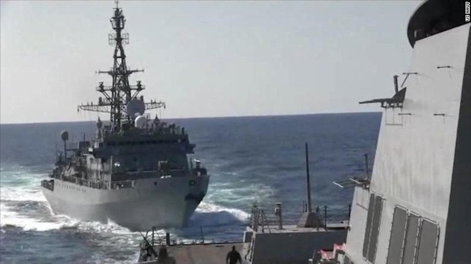 Hình ảnh từ đoạn video của CNN trong vụ Mỹ tố một tàu chiến Nga gần như va chạm với tàu khu trục USS Farragut của Mỹ. Ảnh: CNN