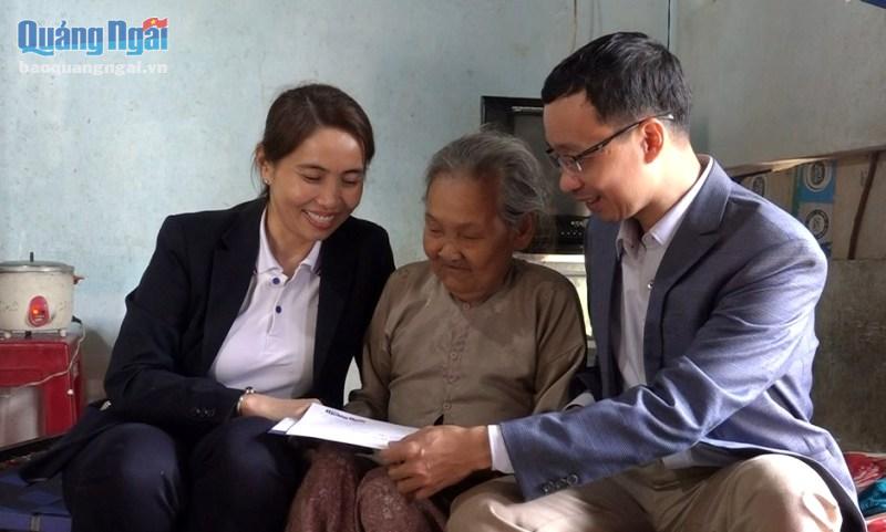 Đại diện Báo Quảng Ngãi và Ngân hàng BIDV Dung Quất trao quà cho Mẹ VNAH Nguyễn Thị Đặt