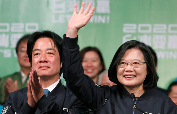 Bà Thái Anh Văn và người đồng hành tranh cử Lại Thanh Đức (tức sẽ trở thành phó lãnh đạo Đài Loan) vẫy tay trước người ủng hộ sau khi tuyên bố giành chiến thắng tại Đài Bắc ngày 11-1 - Ảnh: REUTERS