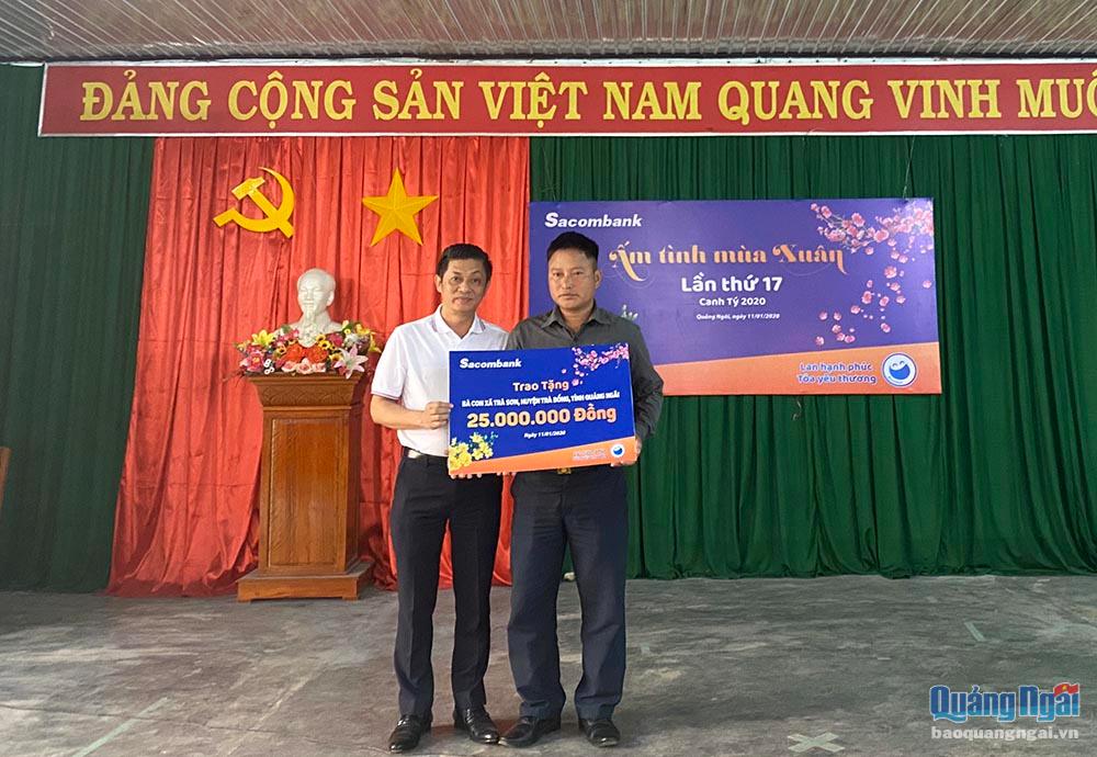 Hỗ trợ người nghèo xã Trà Sơn, huyện Trà Bồng đón Tết