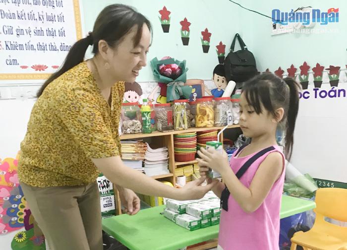 Hằng ngày, các cô giáo Trường Mầm non Tịnh Kỳ (TP.Quảng Ngãi) chăm lo cho bé Thảo Nguyên từng bữa ăn, hộp sữa.