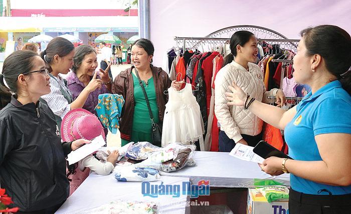 Đoàn viên, công nhân lao động mua hàng tại phiên chợ do LĐLĐ tỉnh tổ chức.