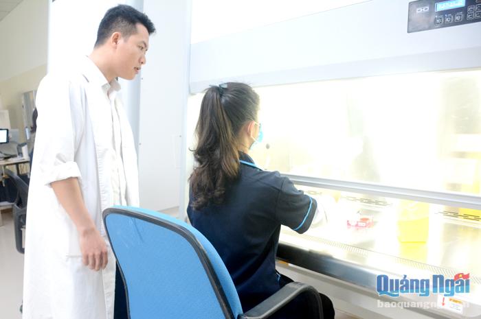 Bệnh viện Sản - Nhi tỉnh đầu tư thiết bị y tế tủ cấy vô trùng hiện đại để điều trị hiếm muộn.