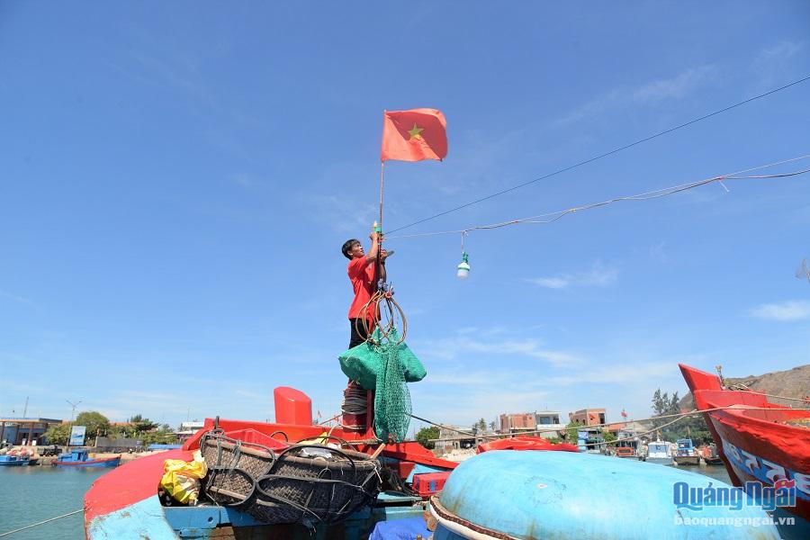 Thay lá cờ mới để tàu thuyền đón Tết cổ truyền cùng ngư dân