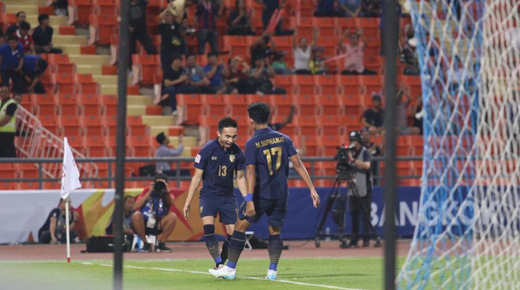 Các cầu thủ U23 Thái Lan ăn mừng bàn thắng vào lưới Iraq - Ảnh: ĐỨC KHUÊ