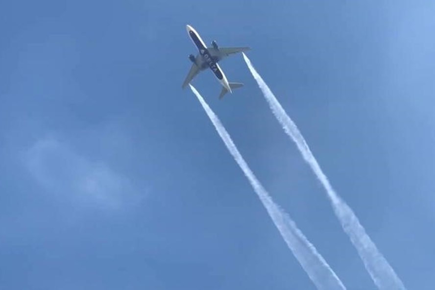 Máy bay hãng hàng không Delta thải nhiên liệu từ trên bầu trời. Ảnh: CNN