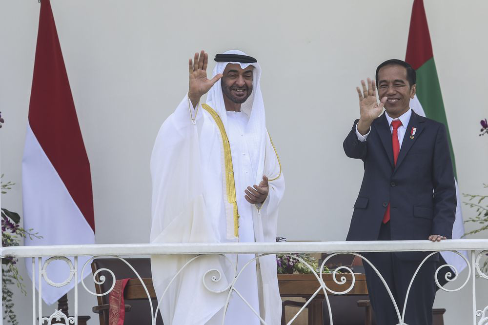 Tổng thống Indonesia Joko Widodo và Thái tử Mohammed Bin Zayed Al Nahyan của Abu Dhabi - Ảnh chụp màn hình Bloomberg