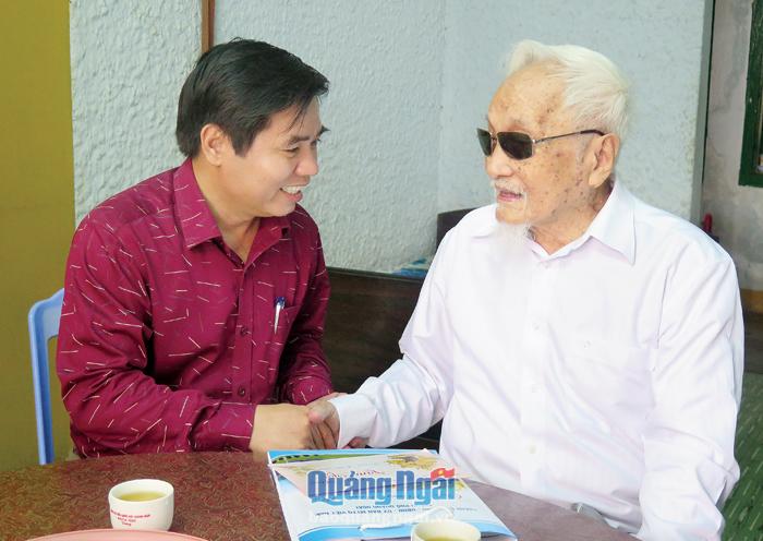 Phó Bí thư Thường trực Thành ủy Quảng Ngãi Nguyễn Tiến Dũng đi thăm, chúc Tết cụ Phạm Thanh Biền 75 năm tuổi Đảng.