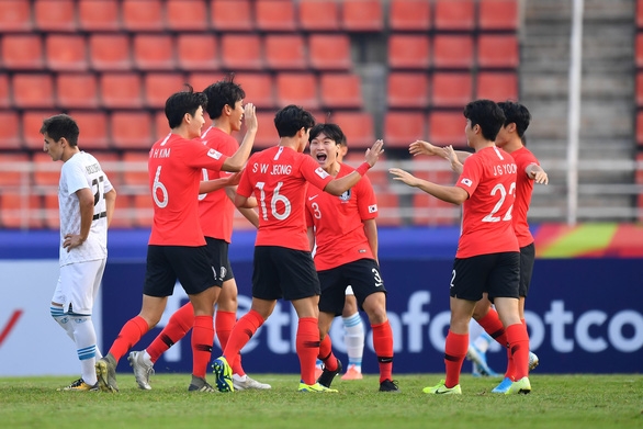 Niềm vui của các cầu thủ U23 Hàn Quốc sau khi có bàn mở tỉ số - Ảnh: AFC