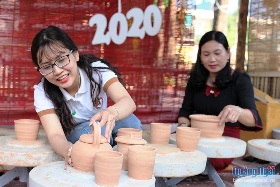 Du khách còn có dịp trải nghiệm tự tạo ra những món đồ gốm xinh xắn ngay tại chợ quê