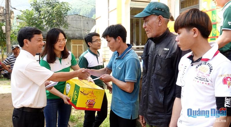 Lãnh đạo Báo Quảng Ngãi và Vietcombank  Quảng Ngãi trao quà Tết cho người dân xã Ba Nam