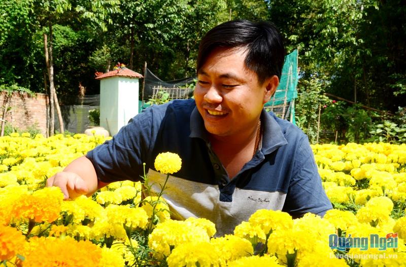 Anh Kiều Lên vận động gia đình hỗ trợ lợi nhuận từ việc bán 2.000 chậu hoa cho nhóm Từ thiện yêu thương mà anh là thành viên