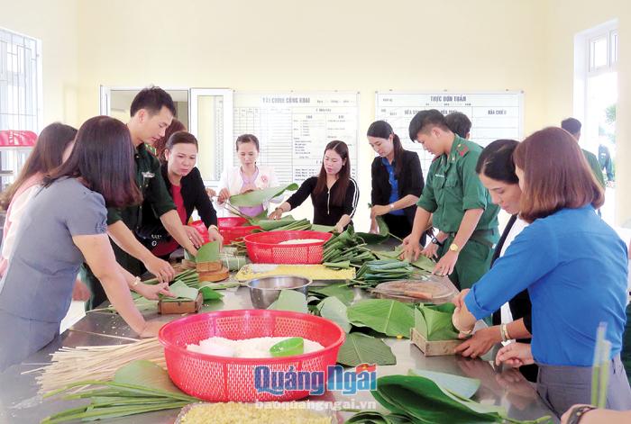 Không khí gói bánh chưng đón Tết tại Đồn Biên phòng Lý Sơn. 