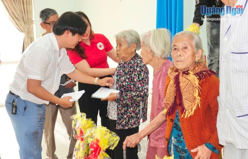 Lãnh đạo Công ty CP Đầu tư Bất động sản Nam Khang miền Trung thăm hỏi, động viên và tặng quà cho các hộ nghèo