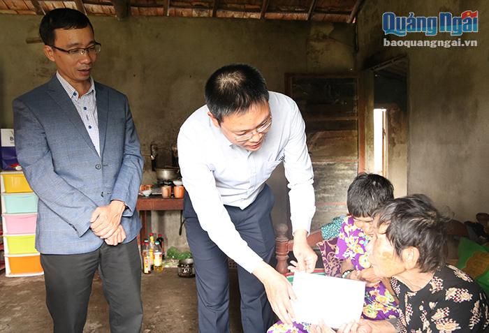 Đại diện Báo Quảng Ngãi và Công ty TNHH Xây dựng Đồng Khánh trao quà cho các hoàn cảnh đặc biệt khó khăn được phản ánh trên chuyên mục Vòng tay nhân ái