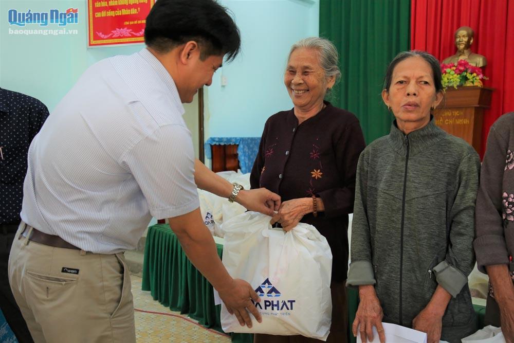 Đại diện Công ty cổ phần Hòa Phát Dung Quất trao tặng quà Tết cho người dân
