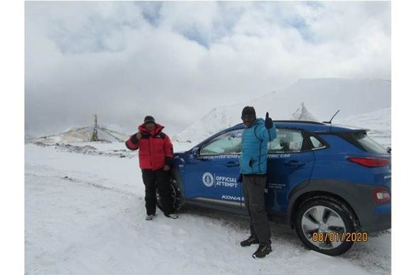 Chiếc Kona Electric leo lên tới đỉnh Saula Himal ở độ cao 5.731m vào ngày 8-1 - Ảnh: HYUNDAI