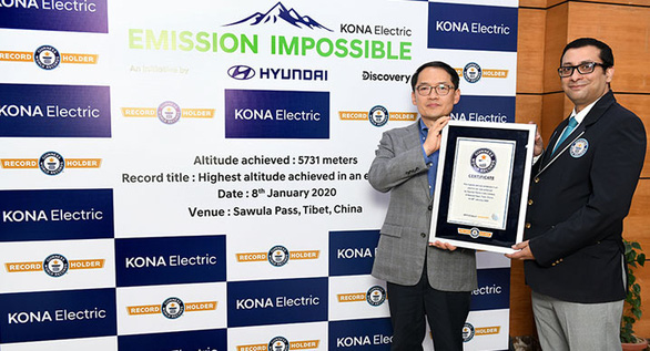 Đại diện của Hyundai nhận giấy chứng nhận kỷ lục Guinness cho xe leo cao nhất thế giới - Ảnh: HYUNDAI