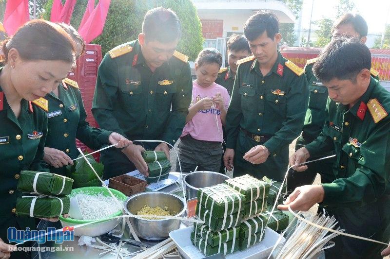 Bộ đội sẽ gói 160 cặp bánh chưng tặng cho đồng bà nghèo xã Sơn Kỳ (Sơn Hà) ăn Tết. 