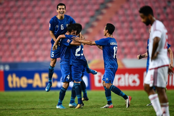 Niềm vui của các cầu thủ U23 Uzbekistan sau khi Oybek Bozorov nâng tỉ số lên 3-1 - Ảnh: AFC