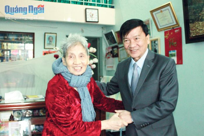 Chủ tịch UBND tỉnh Trần Ngọc Căng thăm gia đình chính sách trên địa bàn TP.Quảng Ngãi. Ảnh: P.D