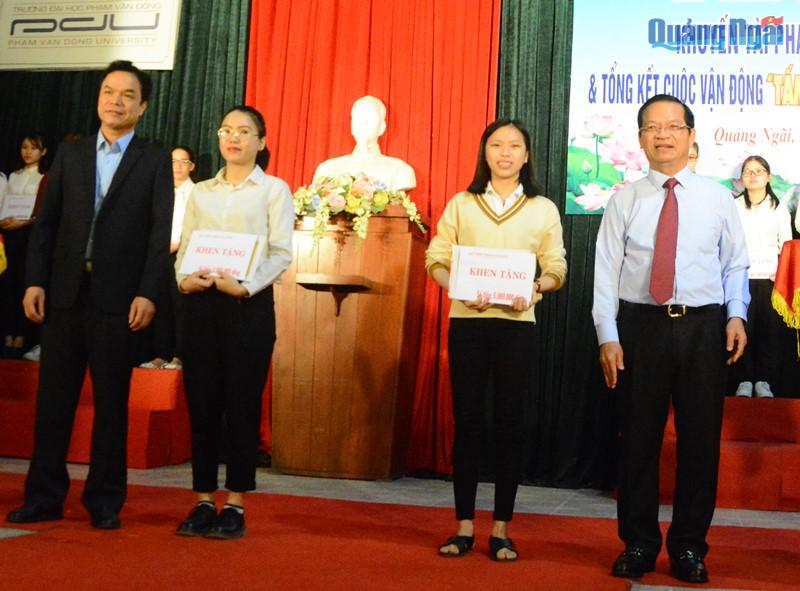 Bí thư Tỉnh ủy Lê Viết Chữ và Phó Chủ tịch UBND tỉnh Đặng Ngọc Dũng trao học bổng cho các sinh viên xuất sắc.
