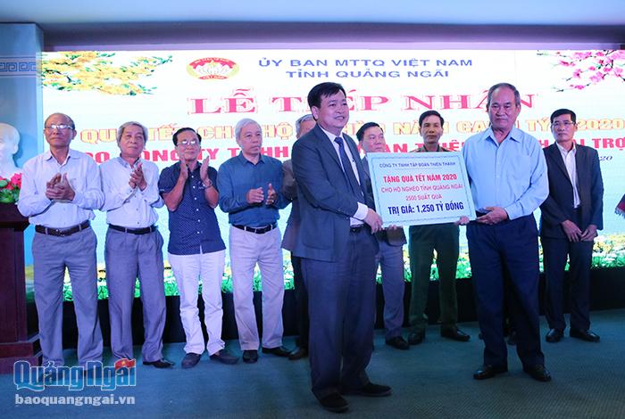 Đại diện Ủy ban MTTQ Việt Nam tỉnh nhận bảng tượng trưng từ đại diện Công ty TNHH Tập đoàn Thiên Thanh trước sự chứng kiến của các vị đại biểu