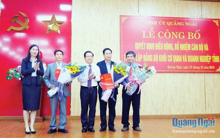 Bí thư Đảng ủy xã Nghĩa Điền (Tư Nghĩa) Ngô Thành Tâm (thứ hai từ trái sang) nắm tình hình ở cơ sở.