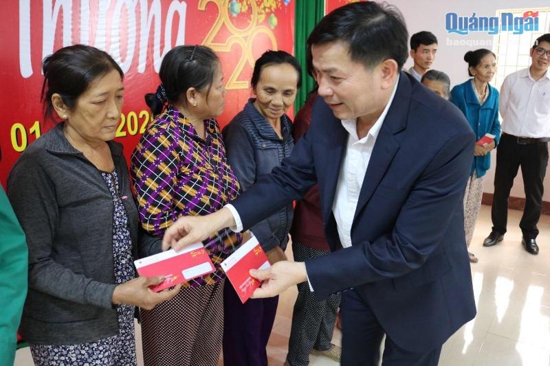 Phó Tổng Thanh tra Chính phủ Trần Văn Minh trao quà Tết cho người nghèo xã Tịnh An