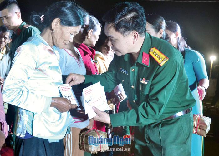 Chính ủy Bộ CHQS tỉnh, Đại tá Búi Tá Tuân tặng quà Tết cho người nghèo xã Sơn Kỳ (Sơn Hà).