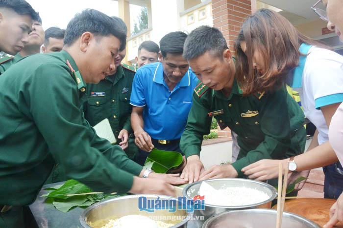 Đồn Biên phòng Cửa khẩu cảng Dung Quất tổ chức gói bánh chưng cho bộ đội đón Tết sớm.