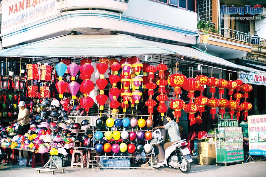 Những chiếc đèn lồng được bày bán ở khu vực chợ Quảng Ngãi.