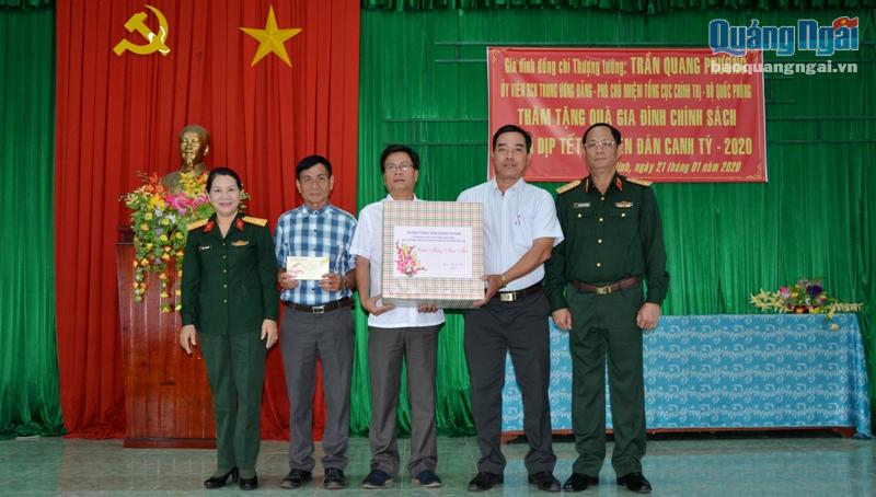 Thượng tướng Trần Quang Phương, Ủy viên Trung ương Đảng, Ủy viên Quân ủy Trung ương, Phó chủ nhiệm Tổng Cục chính trị Quân đội Nhân dân Việt Nam tặng quà, chúc Tết tại các đơn vị đến thăm